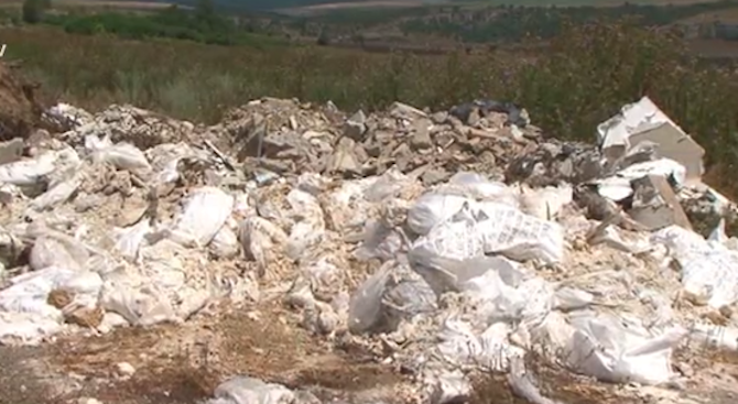 Опасни отпадъци са изхвърлени край село Карапелит