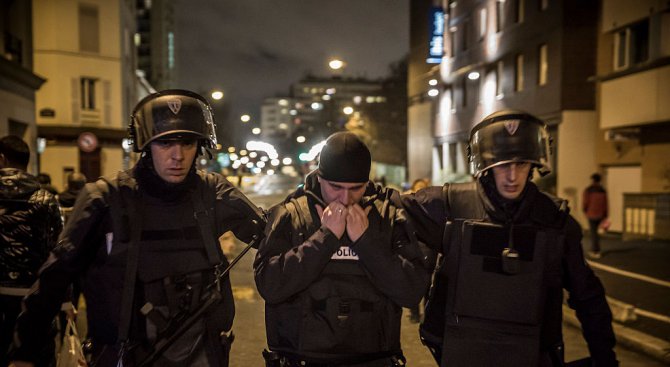 Полицаи пострадаха при сблъсъци с разгневени хора във Франция