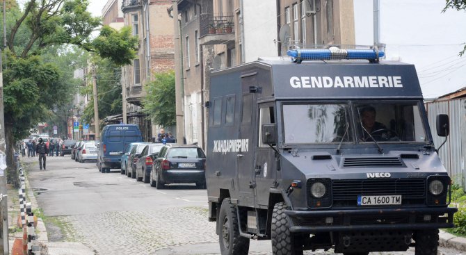 Полицейска операция в София, задържани са 33-ма души без документи