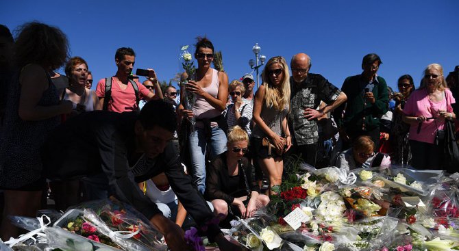 Превърнаха мястото на смъртта на убиеца от Ница в бунище (видео)