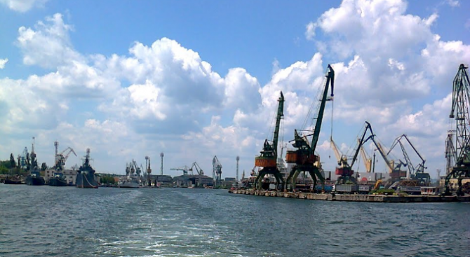 Пристанище Варна затворено заради силен вятър