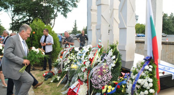 Шест свещи пламнаха в знак на почит за жертвите от атентата на летище Бургас (снимки)