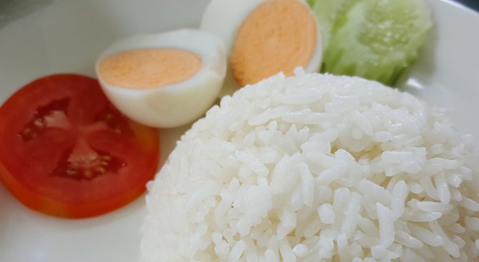 Как да готвим ориз, така че да намалим калориите му наполовина?
