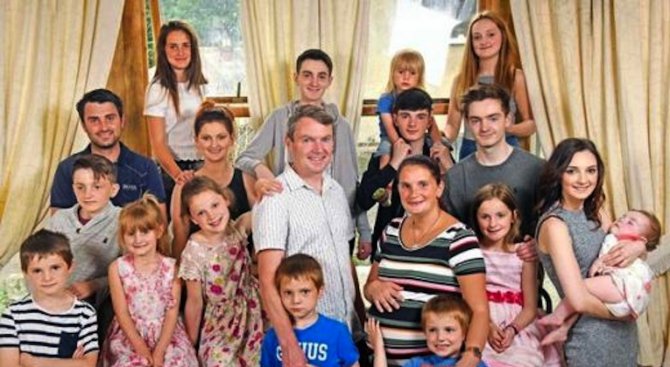 Най-многолюдното английско семейство се сдоби с 19-то бебе