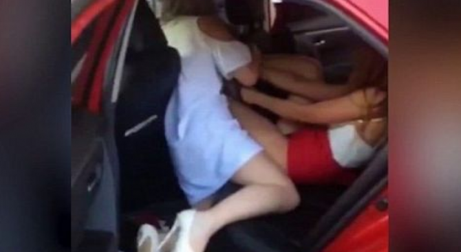 Оскъдно облечени жени се сбиха в такси (видео 18+)