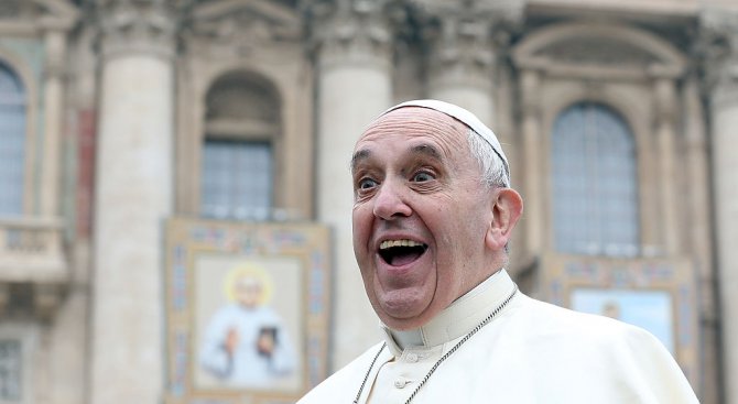 Папата се качи на трамвай в Краков