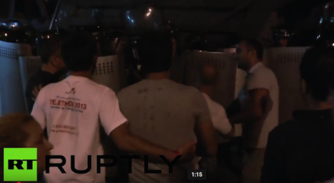 Поне 60 пострадали при сблъсъци между полиция и опозиция в Ереван