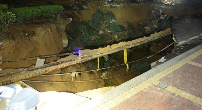 30-метрова дупка се отвори на улица в Китай, има изчезнал