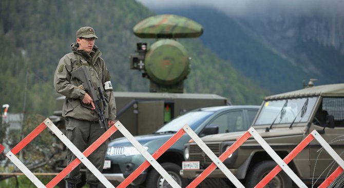 Австрийските военни сменят полицаите пред мисиите във Виена