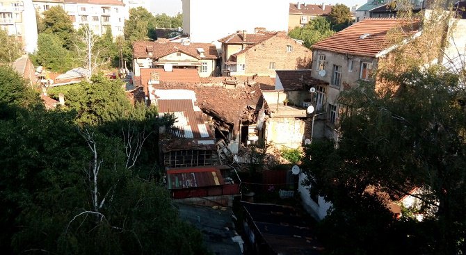 Рушаща се къща притеснява жители в столичен квартал (снимки+видео)