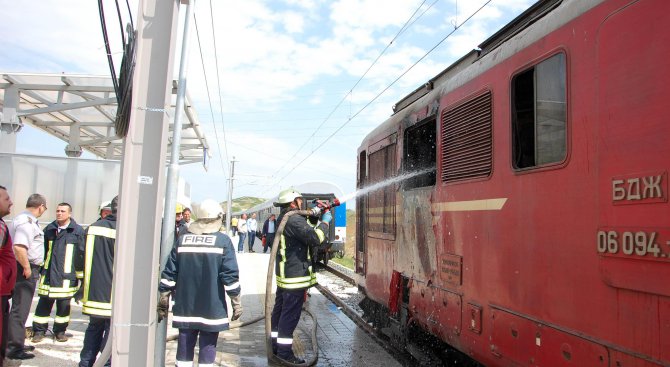 Локомотив на товарен влак пламна в движение на гара Повеляново
