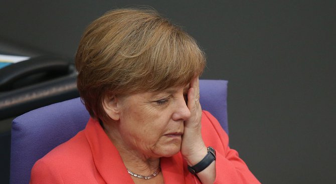 Меркел с най-ниска обществена подкрепа от преизбирането й насам