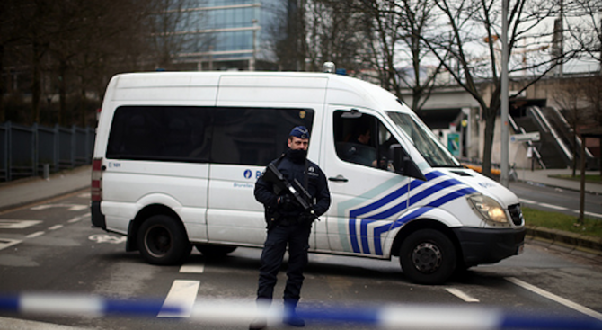 Мъж с мачете, крещящ &quot;Аллах е велик&quot;, рани двама полицаи в Белгия (обновена)