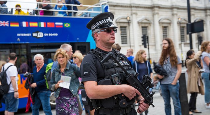 Ново нападение с нож в Лондон, намушкаха мъж в мол