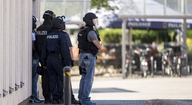 Въоръжен и окървавен мъж се е барикадирал в заведение в Саарбрюкен (обновена+видео)