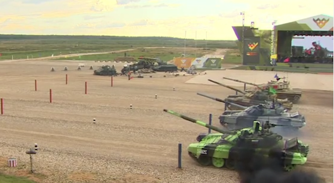 Зрелищно състезание с танкове в Русия (видео)