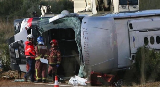 Автобус, пълен с пътници, се срути в 50-метрова пропаст. Има жертви