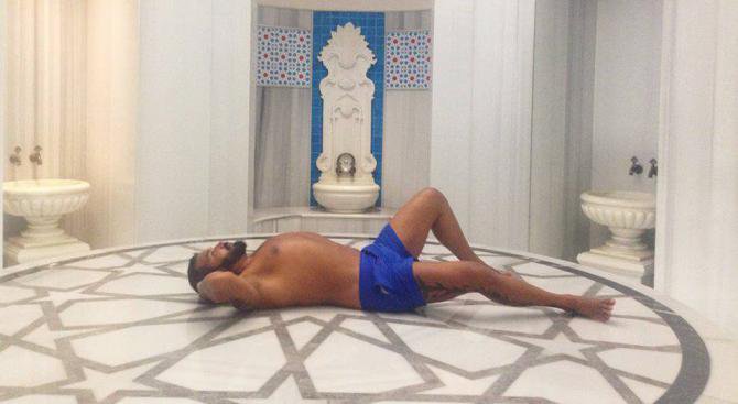 Азис пусна интимни снимки от турска баня (снимки)