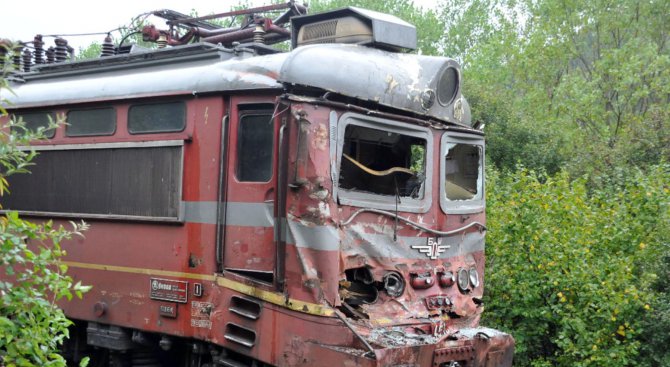 Бързият влак София - Бургас се е ударил в паднала скала