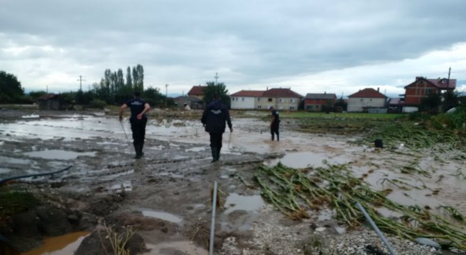 Екипите на Столичната община са отводнявали 17 къщи в Скопие
