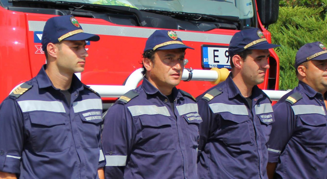 Фандъкова награди пожарникарите, помогнали на хората в Скопие (видео)