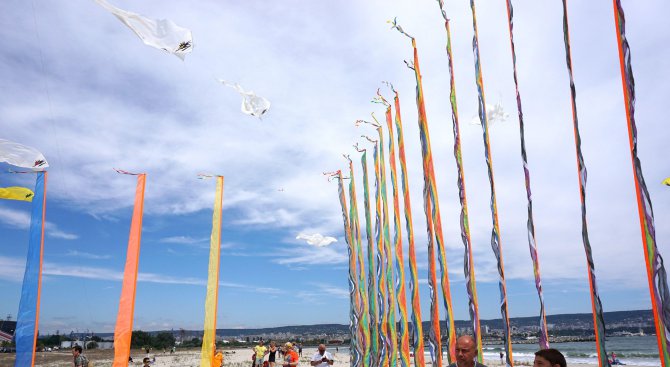Фестивалът на хвърчилата изпъстри небето над Варна (снимки)