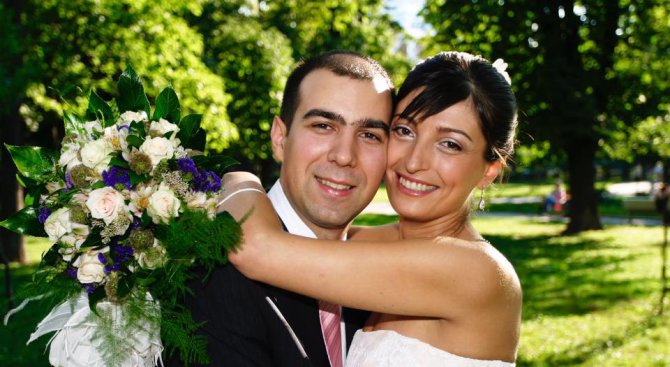 Министър Захариева поздрави мъжа си за годишнина от сватбата им (снимки)