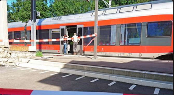 Мъж нападна с нож пътници във влак в Швейцария, подпали вагон (обновена+видео+снимки)