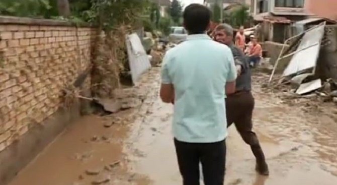 Напрежението в Скопие ескалира след потопа, стигна се до бой (видео)