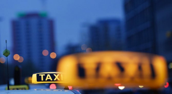 Разбиха схема за фалшиви разрешителни на таксита, подозират Митьо Очите