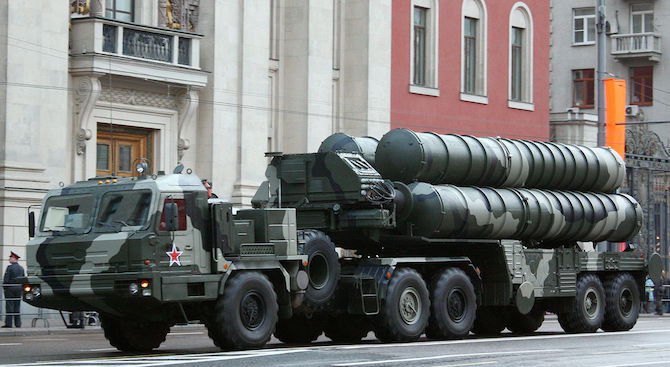 Руските военни в Крим получиха зенитно-ракетен комплекс С-400