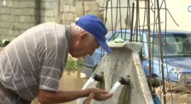 В Скопие масово не се спазва забраната за пиене на вода от чешмата