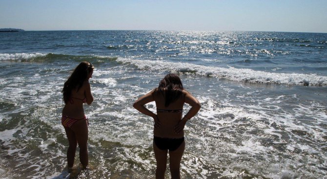 Все още е в сила забраната за къпане в зоната на Офицерски плаж във Варна