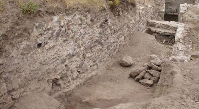 Археолози откриха средновековния калдъръм в крепостта Русокастро
