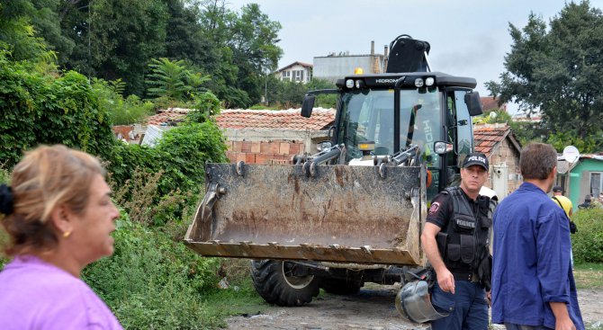 Багери бутнаха няколко незаконни къщи в ромската &quot;Арман махала&quot; в Пловдив