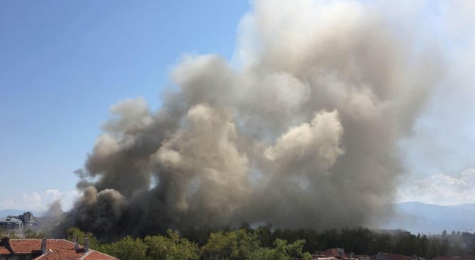 Голям пожар гори в Пловдив, евакуират хора (обновена+видео+снимки)