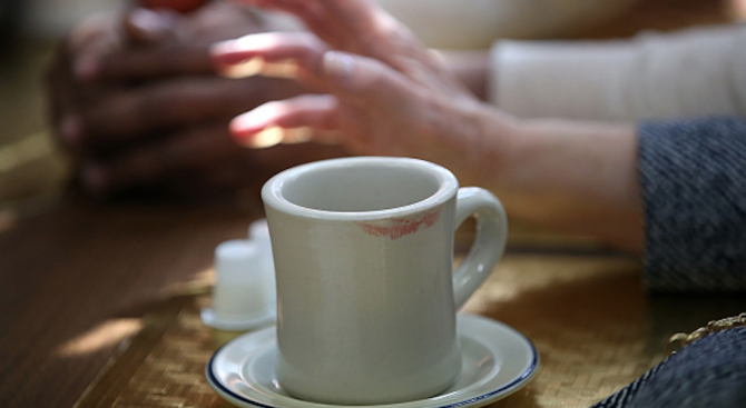 Как да си носим чашата с кафе, за да не се разлива