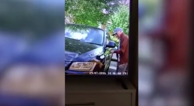 Камери уловиха как дядо уврежда скъпа кола (снимкa+видео)