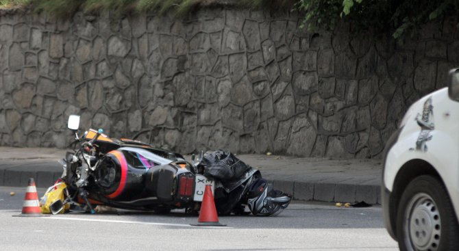 Мотористка в болница след сблъсък с кола на столичен булевард
