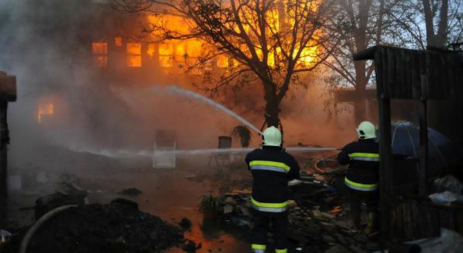 Пожар пламна между две бобовдолски села