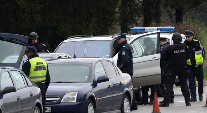 Полицаи задържаха 7 нелегални имигранти в центъра на София