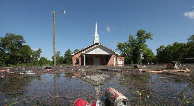 Шест души загинаха и хиляди бяха евакуирани заради наводненията в Луизиана