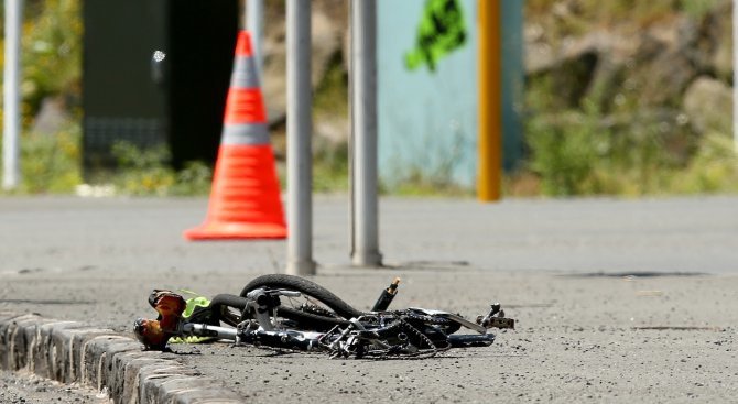 Шофьорка блъсна и уби на място колоездач