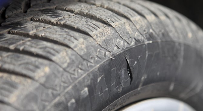 Срязаха гумите на джип на паркинг в Разград