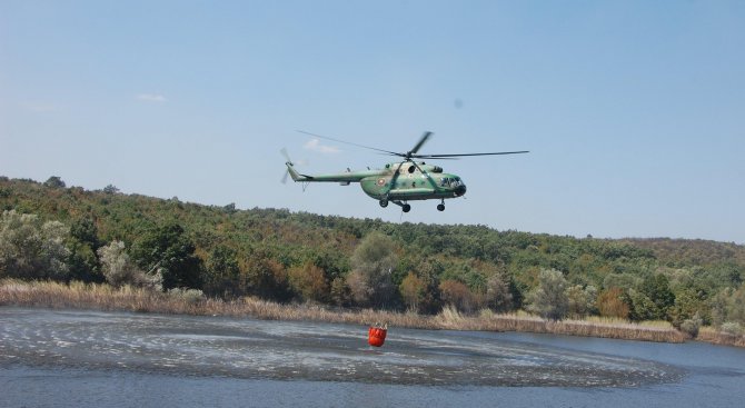 Сухопътни войски и хеликоптер Ми-17 помагат в гасенето на големия горски пожар в Хасковско (снимки)