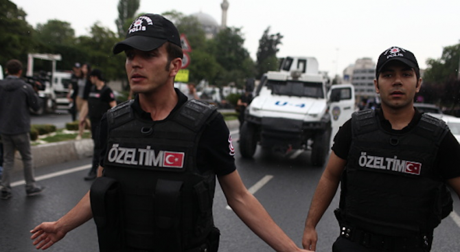 Турската полиция претърсва съдилища