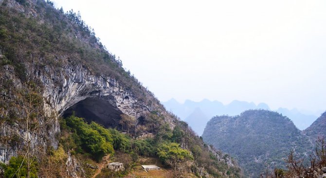 В тази гигантска пещера живят 100 души (снимки)