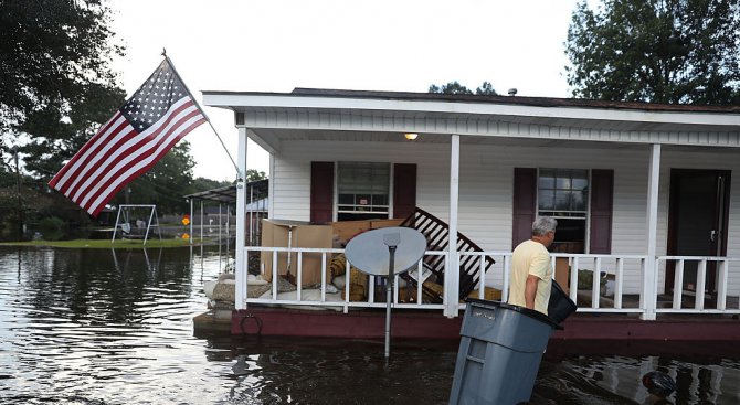 Вашингтон обеща помощ на хилядите пострадали от наводненията в Луизиана