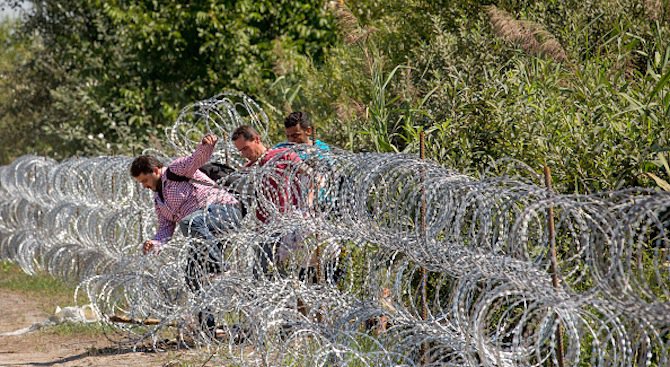 Зловеща гледка на унгарската граница плаши бежанците (снимки)