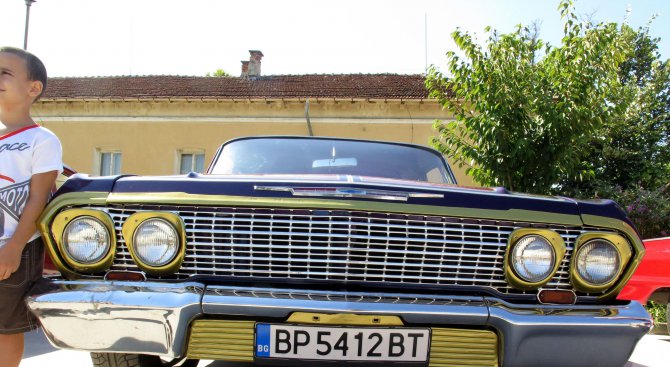 Изложение на ретро автомобили и мотоциклети се проведе в Кнежа (снимки)
